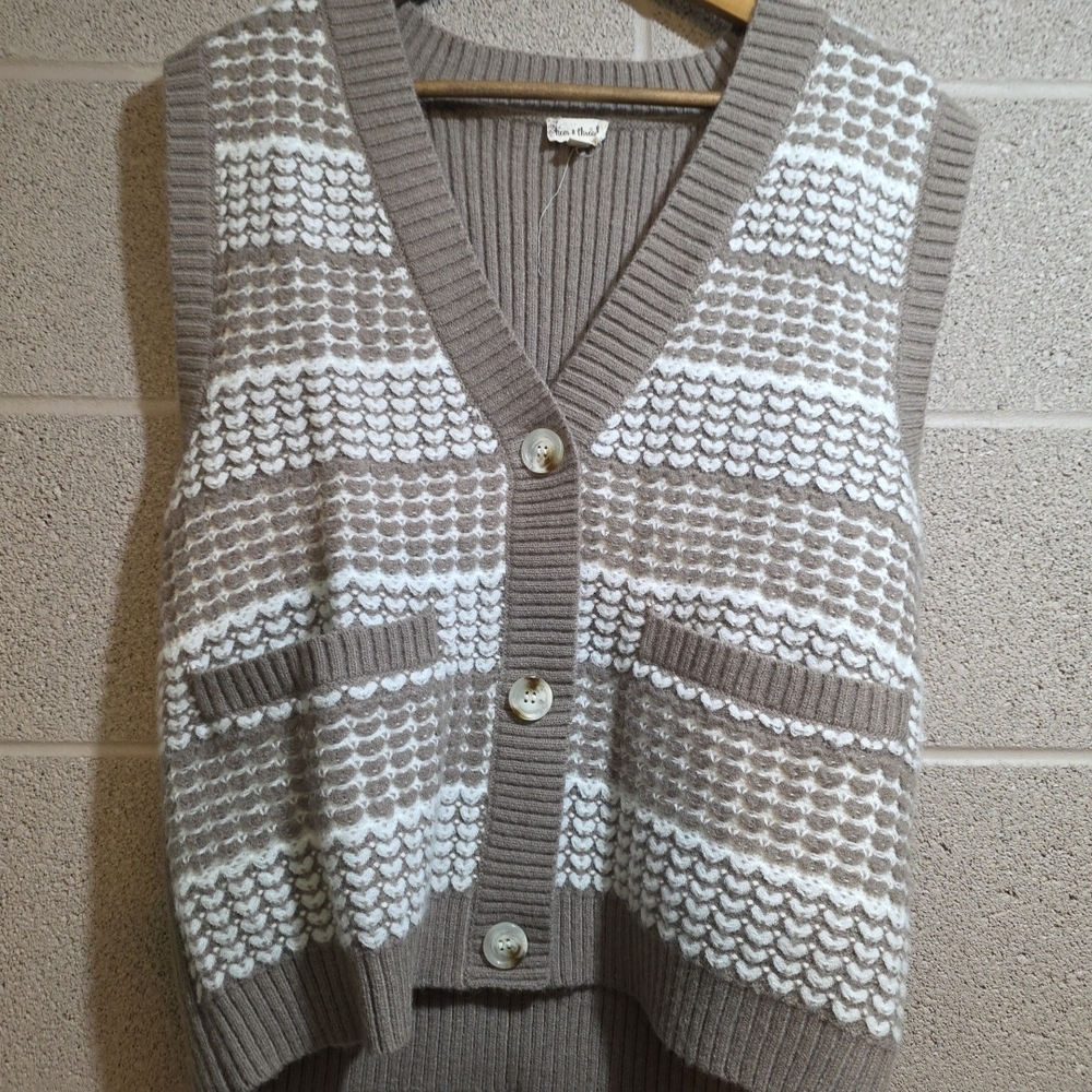 Women's Medium Hem And Thread Sweater Vest Beige And White